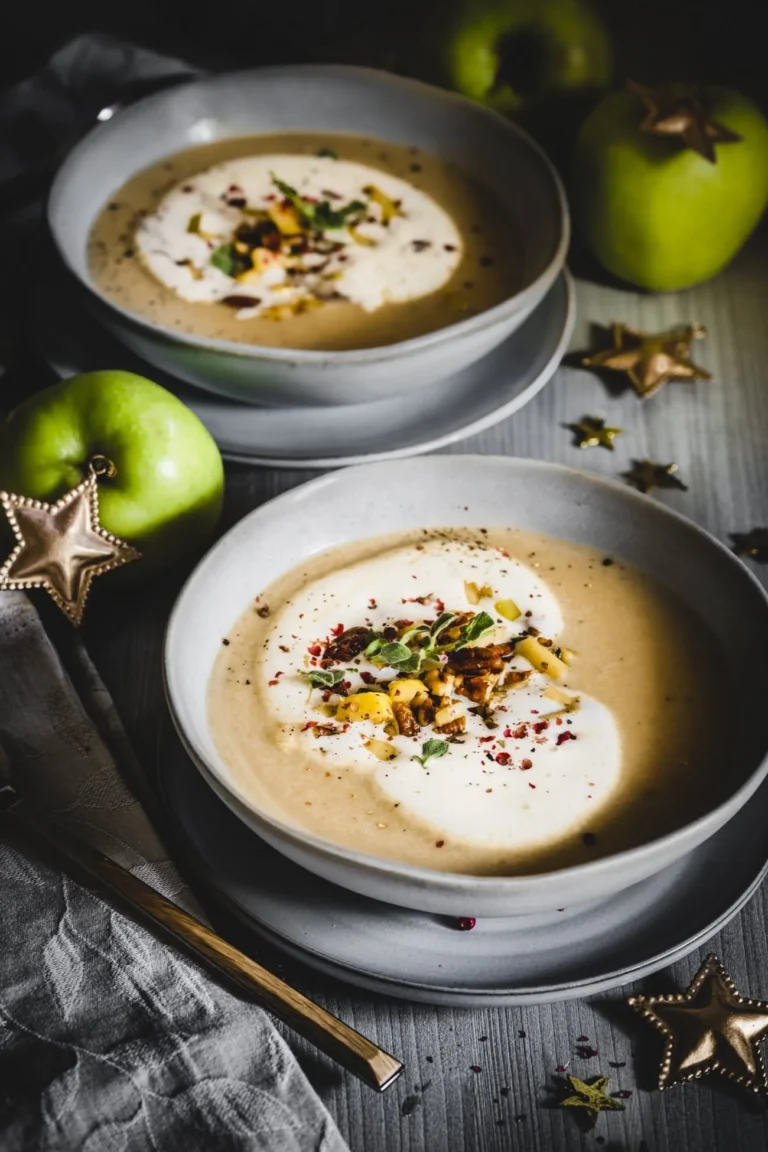 Cremige Maronensuppe mit karamellisierten Äpfeln in einer Schüssel