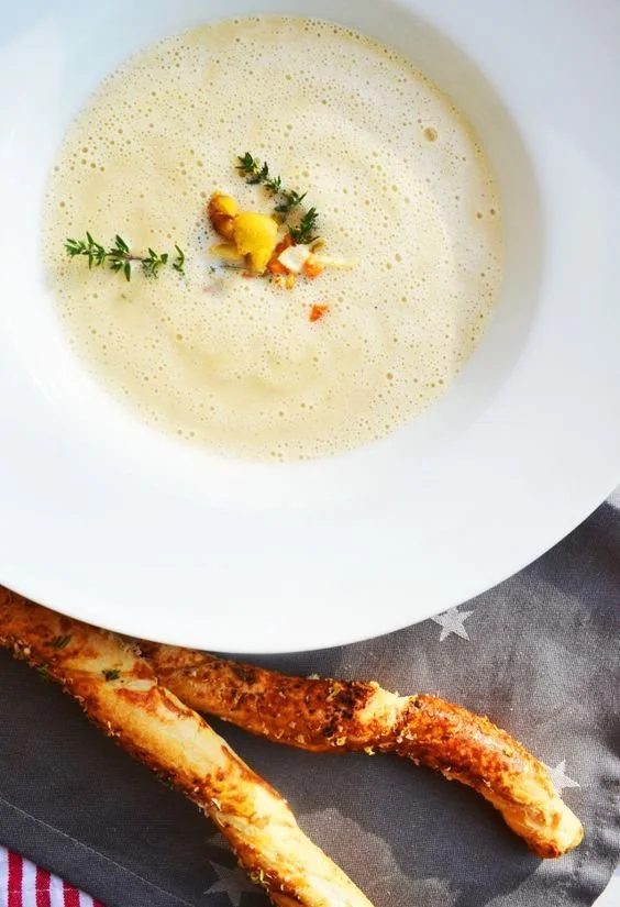 Maronisüppchen serviert mit knusprigen Parmesanstangen